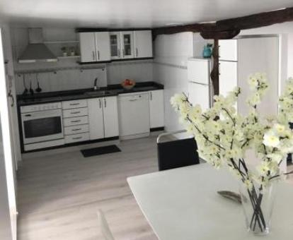 Foto del interior de uno de los apartamentos con vistas al mar del establecimiento.