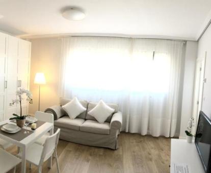 Foto del interior de este apartamento con vistas al mar.