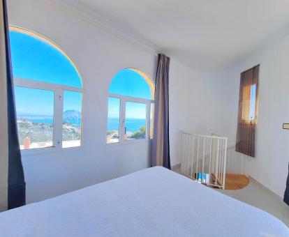 Foto de las vistas al mar y a los alrededores desde el interior del dormitorio de este apartamento.