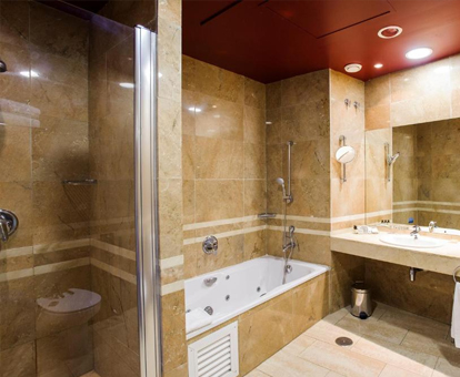 Foto de la bañera de hiromasaje que se encuentra en la habitación dl hotel Catalonia Conde de Floridablanca