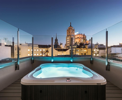 Foto del jacuzzi con chorros de agua e iluminación que hay en la terraza de una de las habitaciones del hotel Catalonia Gran Vía