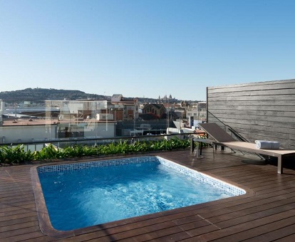 Foto de la pequeña piscina privada de forma cuadrada con vistas a la ciudad de Barcelona que se encuentra en la Suite Junior del hotel Catalonia Ramblas