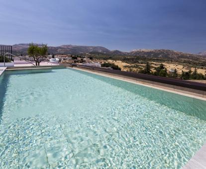 Foto de la piscina al aire libre con impresionantes vistas a los alrededores.