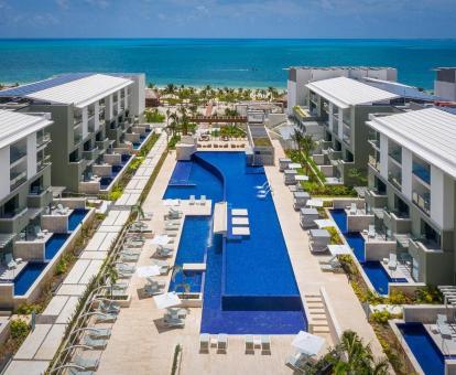 Foto de las instalaciones de este hotel frente al mar.