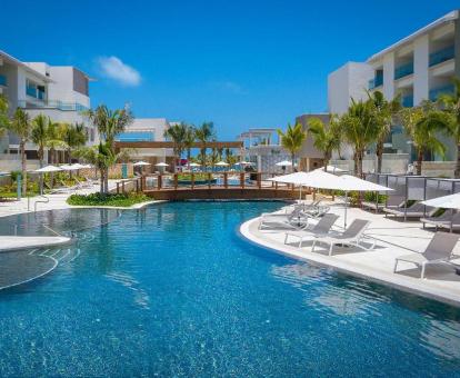 Foto de la piscina al aire libre de este precioso hotel todo incluido.