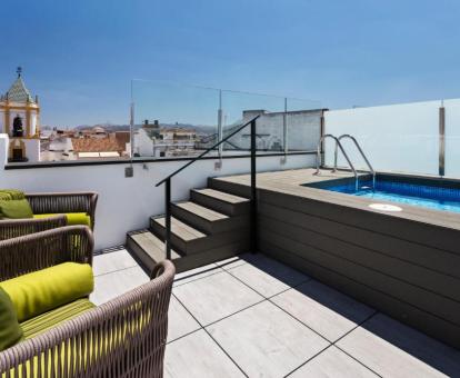 Foto de la terraza con piscina privada de la Suite Junior.