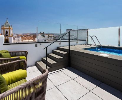 Terraza con piscina privada de la suite junior de este elegante hotel.