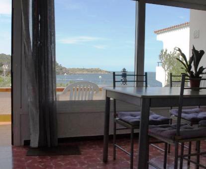 Foto de las instalaciones de este hotel con vistas al mar.