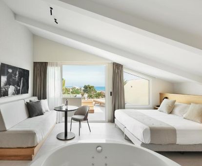 Suite con bañera de hidromasaje privada y una pequeña piscina en la terraza con vistas al mar de este romántico hotel.