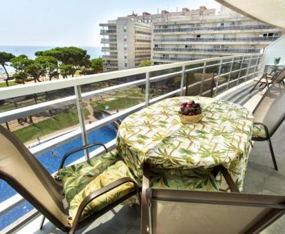 Foto de las instalaciones de este hotel con vistas al mar.