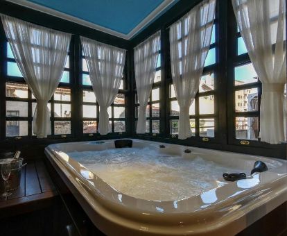 Acogedor espacio de bienestar con un gran jacuzzi privado y vistas de este apartamento independiente.