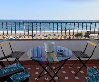 Foto de la terraza con comedor exterior y vistas al mar de este apartamento independiente.
