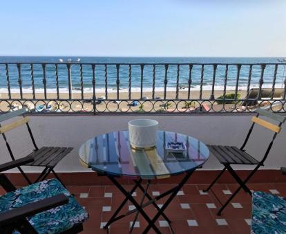 Foto de la terraza con comedor exterior y vistas al mar de este apartamento independiente.