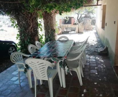 Foto de la terraza privada con barbacoa de esta bonita casa rural con piscina y bañera de hidromasajes privada.