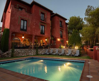 Acogedor hotel ideal para parejas con piscina y bellos jardines.