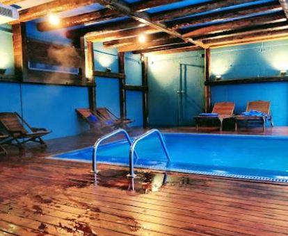 Foto de la piscina interior climatizada disponible todo el año.