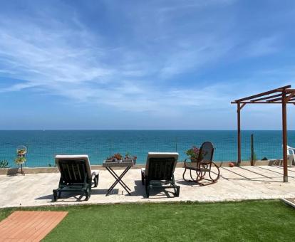 Foto de las instalaciones de este hotel con vistas al mar.