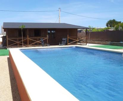 Foto de esta coqueta casa de madera con piscina privada.