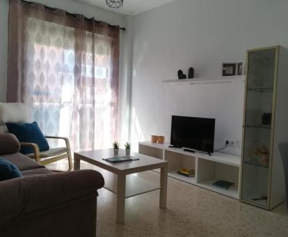 Foto de la sala de estar de este apartamento con vistas al mar.