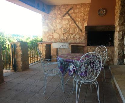 Foto de la terraza de esta acogedora casa rural con barbacoa.