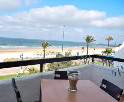 Foto de la terraza amueblada con vistas al mar del apartamento.