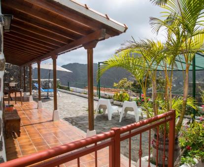 Foto de la amplia terraza exterior con solarium y vistas a la naturaleza.