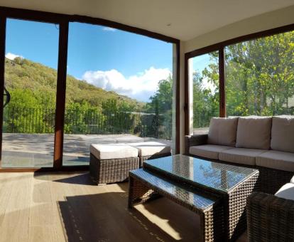 Foto de la sala de estar con espectaculares vistas de la casa de dos dormitorios del alojamiento.