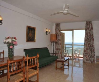 Foto de uno de los apartamentos con terraza y vistas al mar.