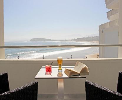 Foto de la terraza con vistas a mar de una de las habitaciones del hotel.
