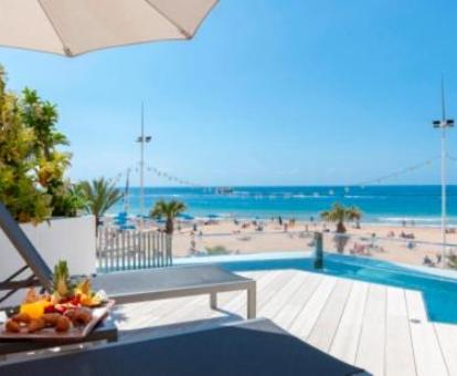 Foto de las instalaciones de este hotel con vistas al mar.