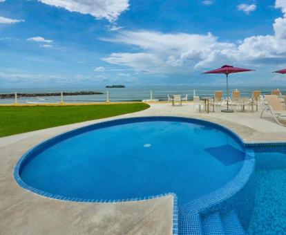 Foto de las instalaciones de este hotel frente al mar.