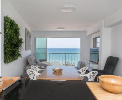 Foto de las instalaciones de este apartamento con vistas al mar.