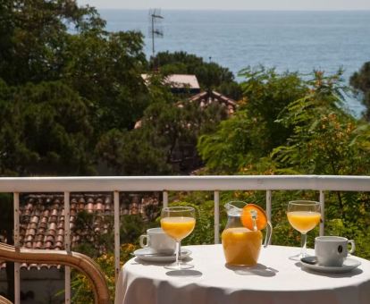 Foto de las instalaciones de este hotel con vistas al mar.