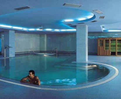 Foto de la piscina cubierta con chorros de hidroterapia.