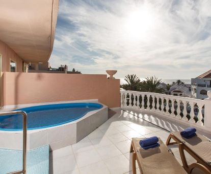 Terraza con piscina privada y vistas de la habitación doble superior de este fabuloso hotel.