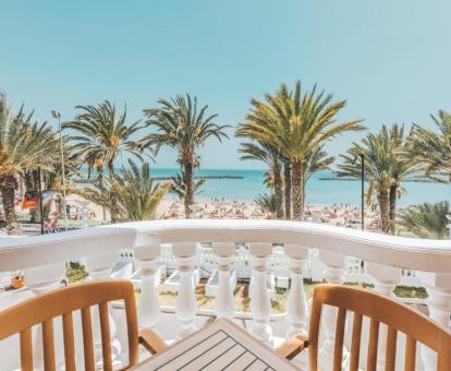 Foto de la terraza amueblada con vistas al mar de una de las habitaciones del hotel.