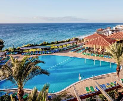 Foto de las instalaciones del hotel con amplias piscinas e impresionantes vistas al mar.