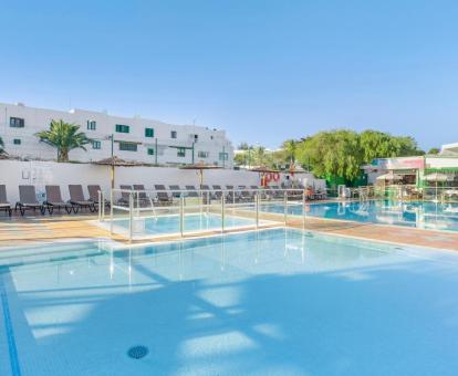 Foto de las piscinas al aire libre disponibles todo el año de este alojamiento.