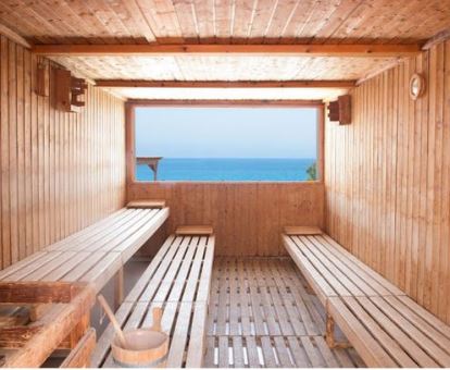 Foto de la sauna con vistas al mar del spa del hotel.