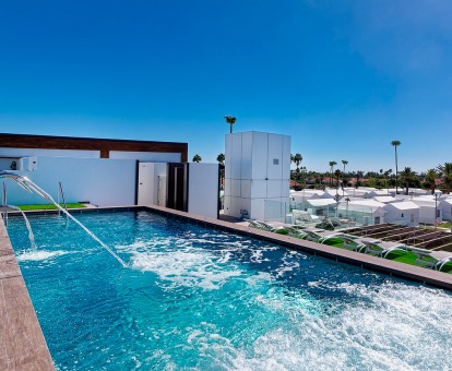 Foto de la piscina con chorros de hidroterapia al aire libre.