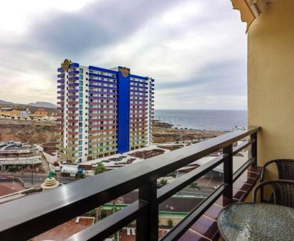 Foto del balcón con vistas al mar de este apartamento.