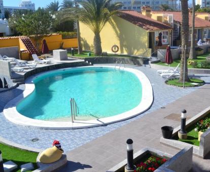 Foto de la piscina al aire libre disponible todo el año de este complejo de apartamentos.