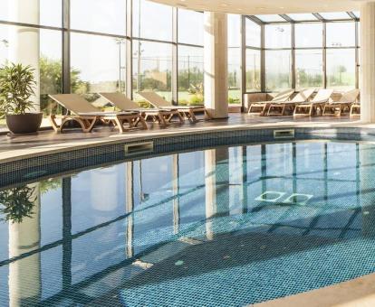 Foto de la piscina cubierta del spa del hotel.