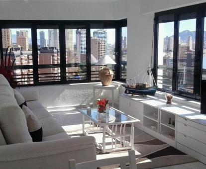 Foto de la sala de estar de este precioso apartamento con vistas al mar.