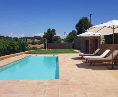 Foto de la zona exterior con piscina privada y jardín de esta casa independiente.