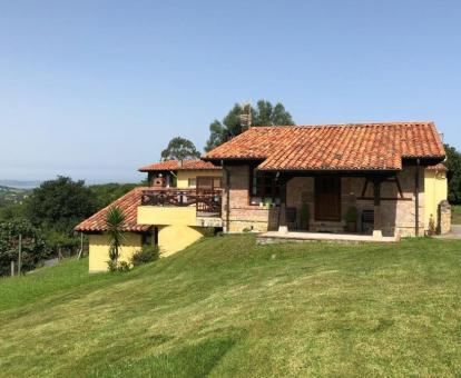 Foto de esta preciosa casa rural con vistas a las montañas y al mar.