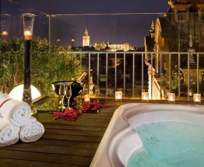 Terraza con jacuzzi privado y fabulosas vistas a la ciudad de la Habitación Grand Premium Red Level con terraza del hotel.