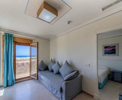 Foto de una de las habitaciones con vistas al mar del hotel.