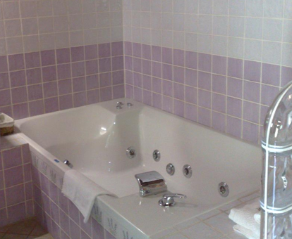 Foto de la bañera de hidromasaje para dos personas que se encuentra en el Complejo Rural El Marañal