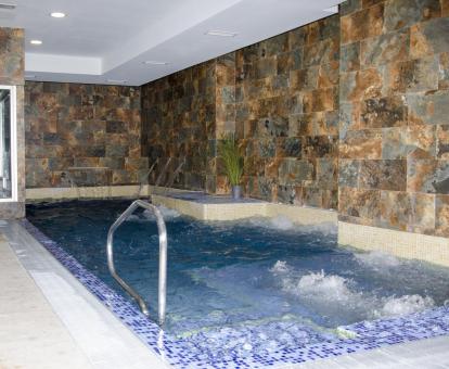 Foto de la piscina con chorros de hidroterapia del spa.
